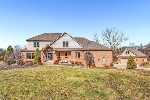 view of front of house featuring brick siding, an outdoor structure, and a front lawn