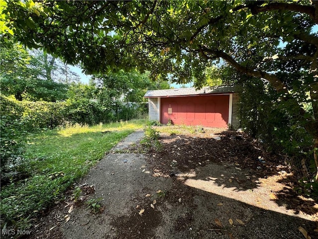 view of outdoor structure with an outbuilding