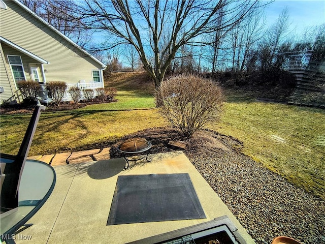 view of yard featuring a fire pit