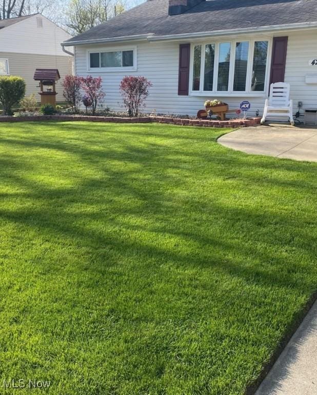 view of front of house featuring a patio area and a front yard