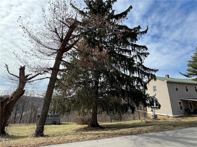 view of side of property featuring a yard