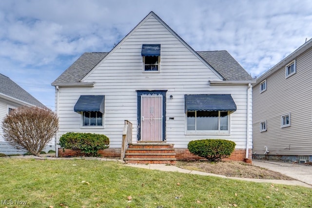 bungalow featuring a shingled roof, a front yard, and entry steps