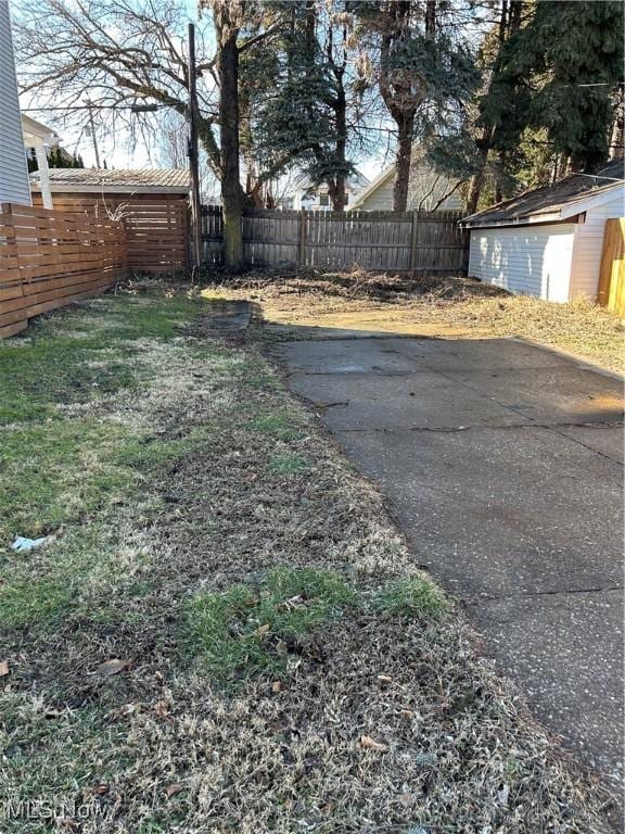 view of yard featuring fence