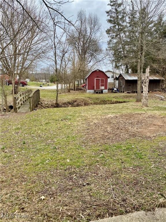 view of yard with an outbuilding