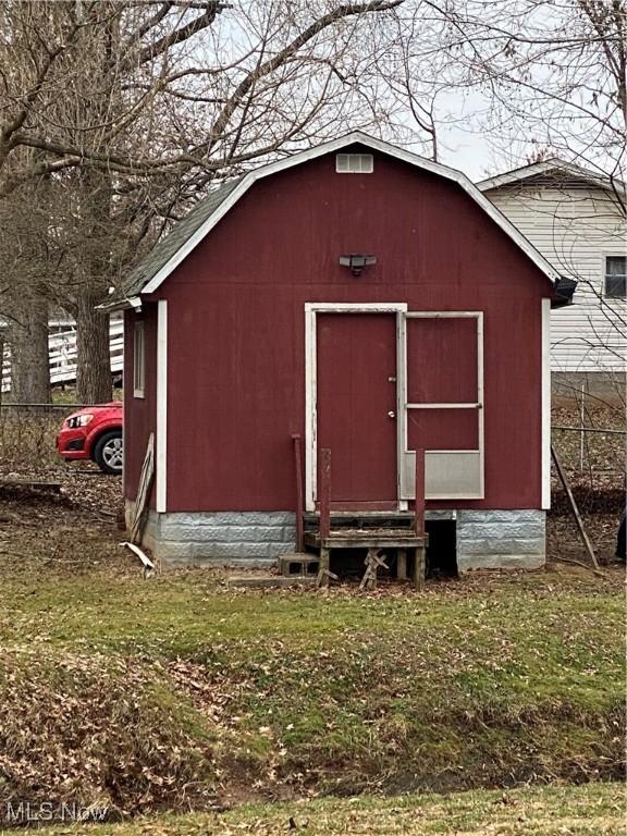 view of barn featuring a lawn