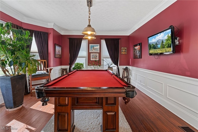 616 Coventry Pl, Amherst, OH 44001 - game room featuring crown molding, a textured ceiling, visible vents, and wood finished floors
