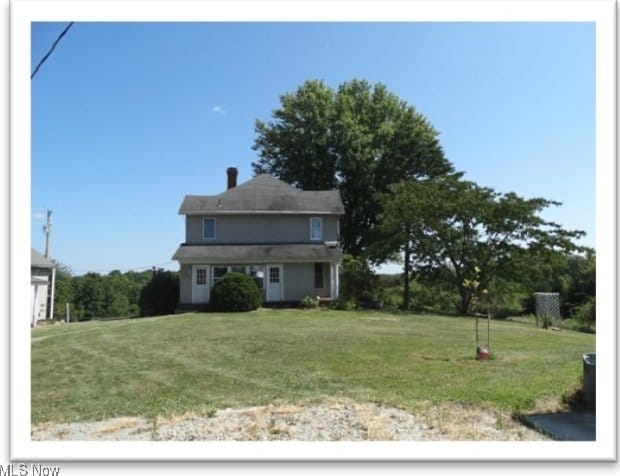 view of front of house featuring a front yard