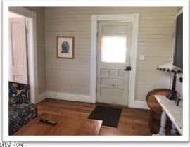 foyer entrance featuring baseboards