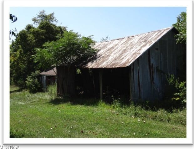 view of yard with an outbuilding