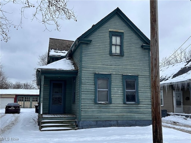 view of front of property featuring an outbuilding