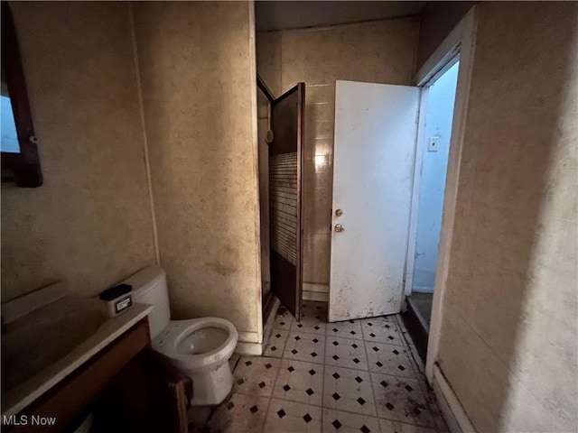 full bathroom featuring a stall shower and toilet