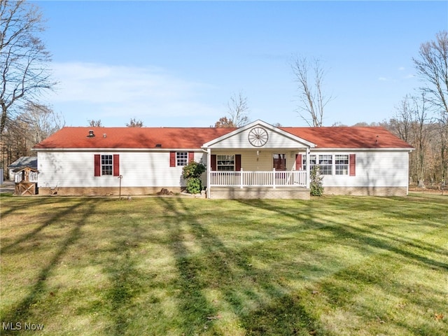 view of front of property featuring a front yard and covered porch