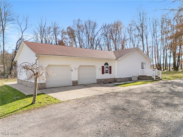 view of front of house with driveway and an attached garage