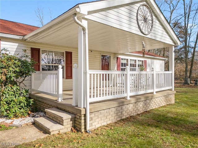 view of front facade featuring covered porch and a front lawn