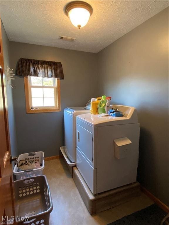 5 Grandview Dr, Mineral Wells, WV 26150 - laundry area featuring laundry area, visible vents, baseboards, a textured ceiling, and washing machine and dryer
