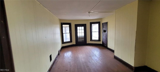 foyer featuring dark wood-style floors and baseboards