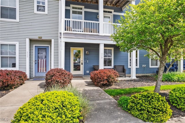 entrance to property featuring a porch