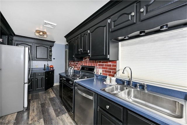 kitchen with stainless steel appliances, dark wood-type flooring, a sink, visible vents, and decorative backsplash