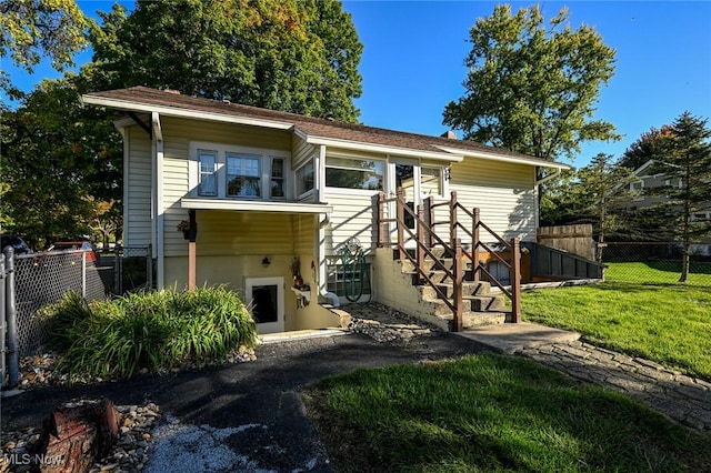 view of front facade with fence and a front lawn