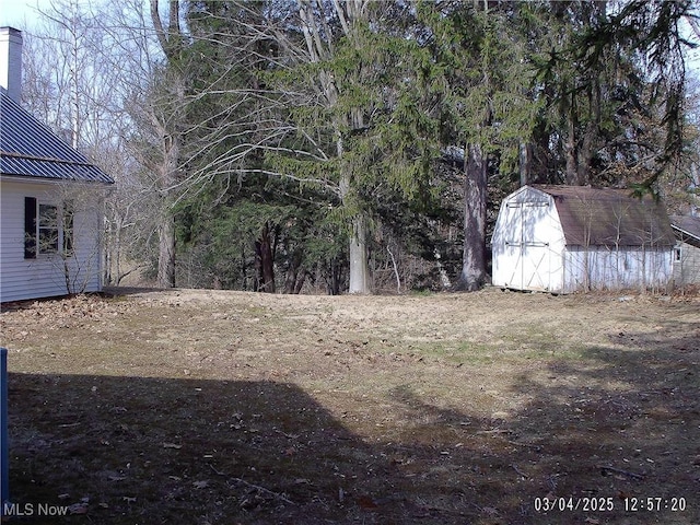 view of yard with a storage shed and an outdoor structure