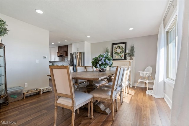 dining space with recessed lighting, light wood-style flooring, and baseboards