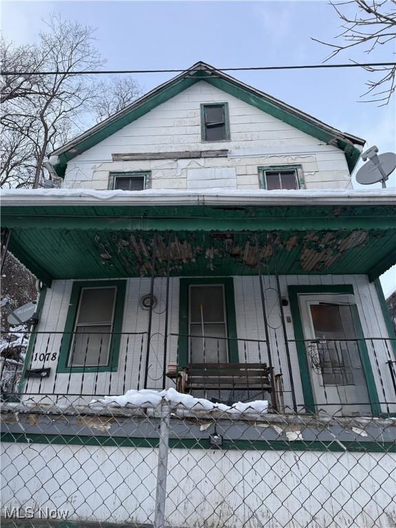 view of front of house featuring covered porch and a fenced front yard