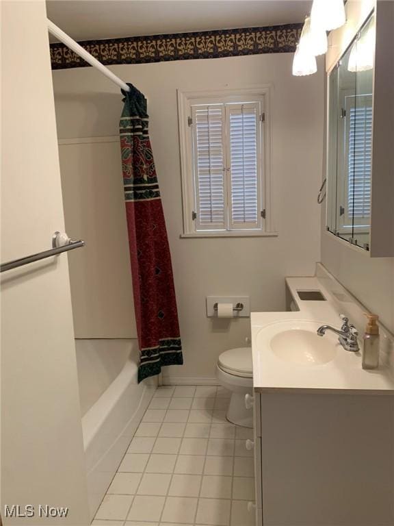 bathroom featuring baseboards, toilet, tile patterned floors, shower / bathtub combination with curtain, and vanity