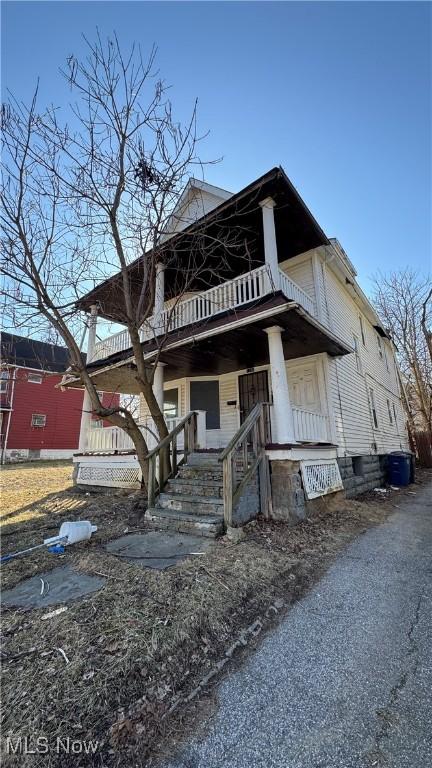 view of front of home featuring a balcony