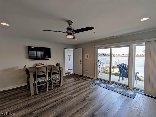 dining area with a ceiling fan, recessed lighting, dark wood-style flooring, and baseboards