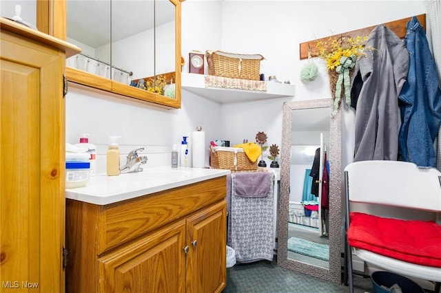 full bathroom featuring a shower with curtain and vanity