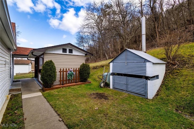 view of yard with an outbuilding