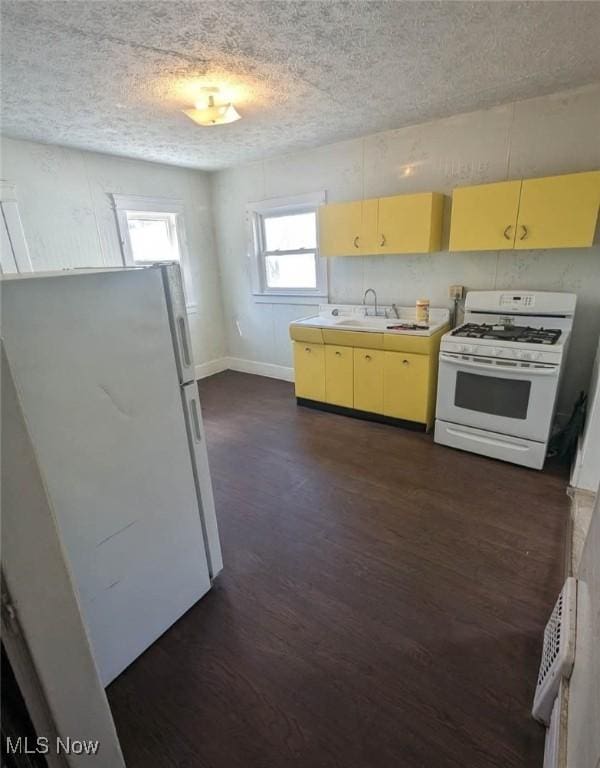 328 Scott Ave, Niles, OH 44446 - kitchen with white appliances, a textured ceiling, a sink, dark wood-style flooring, and light countertops