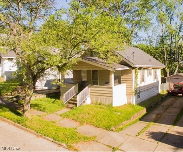 view of front facade with a porch and driveway