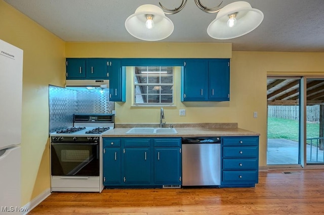 kitchen with under cabinet range hood, a sink, stainless steel dishwasher, blue cabinetry, and gas range oven