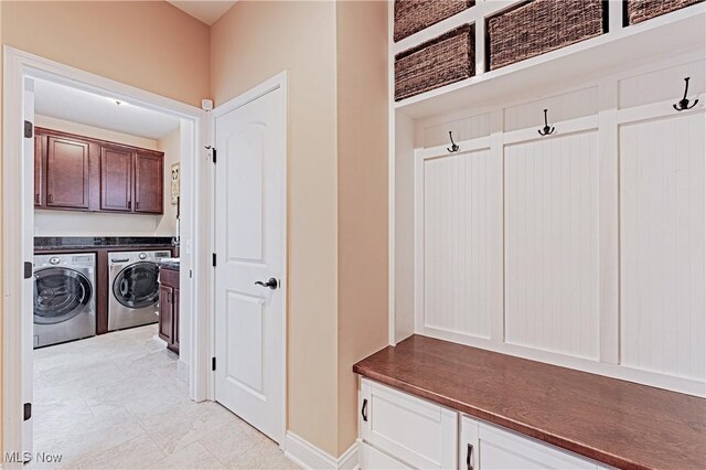 mudroom featuring washing machine and clothes dryer