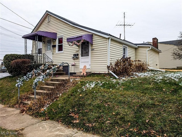 view of front of property featuring a front lawn