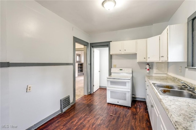 kitchen featuring dark wood finished floors, visible vents, white cabinetry, a sink, and double oven range