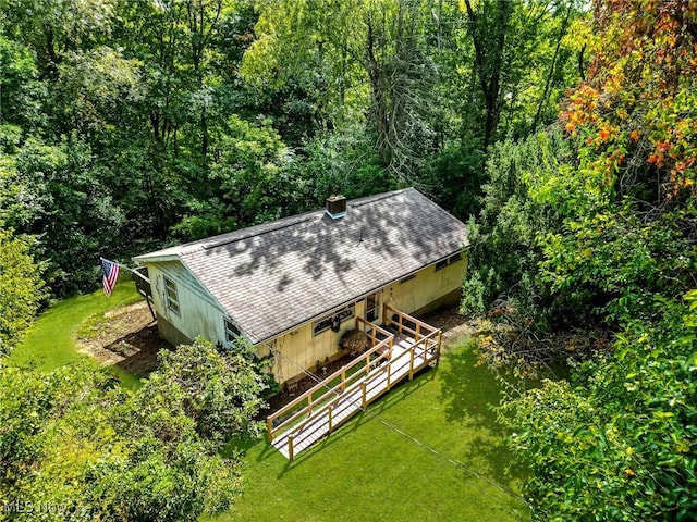 birds eye view of property featuring a forest view