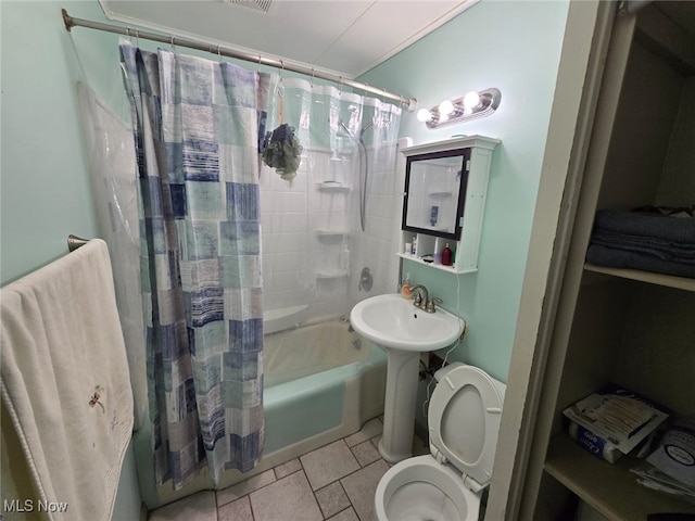 bathroom featuring toilet and shower / tub combo with curtain