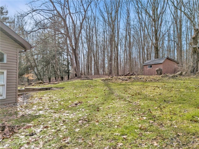 view of yard with an outbuilding