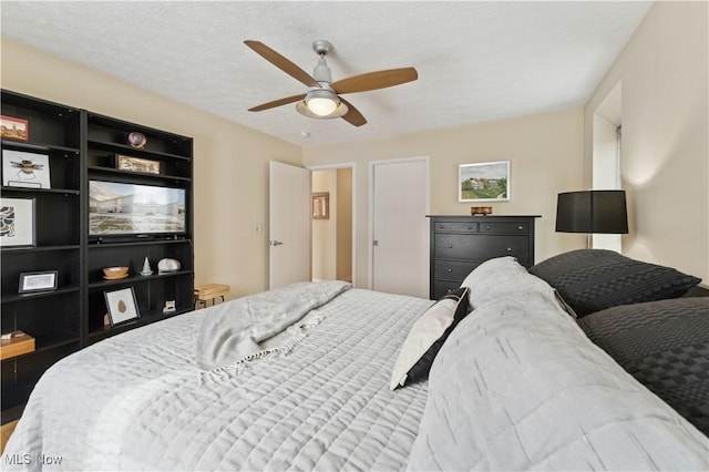 bedroom featuring a textured ceiling and a ceiling fan