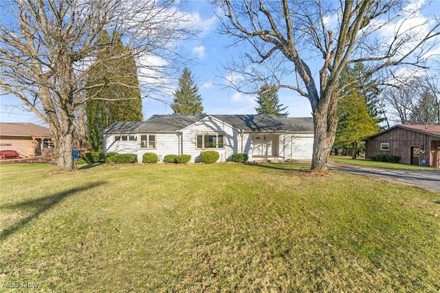 single story home with a front lawn