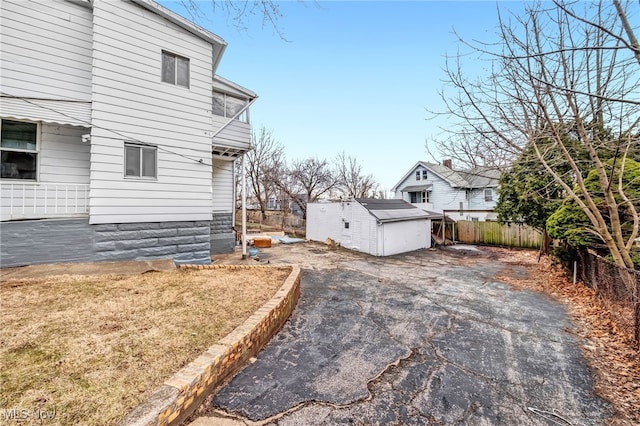 view of yard with an outbuilding and fence