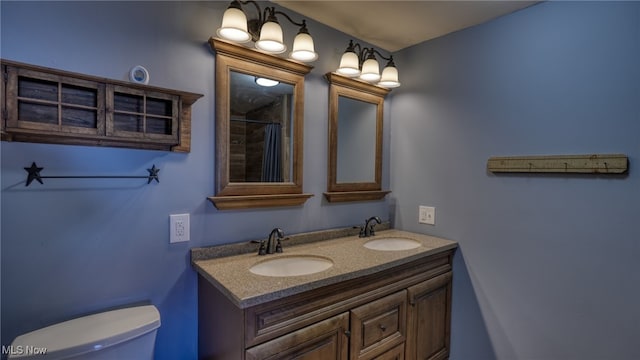 full bathroom featuring curtained shower, a sink, toilet, and double vanity