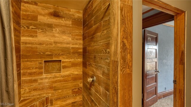 full bathroom featuring tiled shower