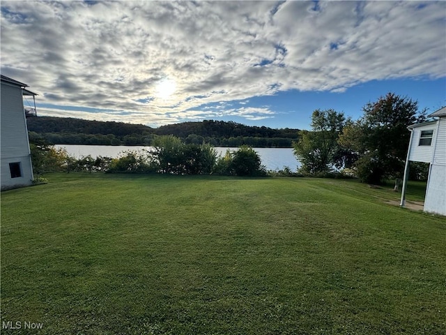 view of yard featuring a water view