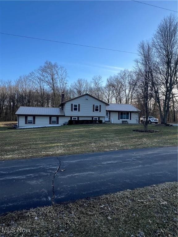 view of front of property featuring a front yard