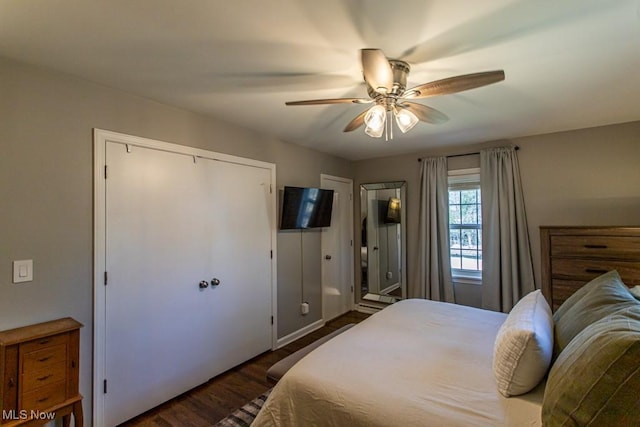 bedroom with dark wood-type flooring and a ceiling fan