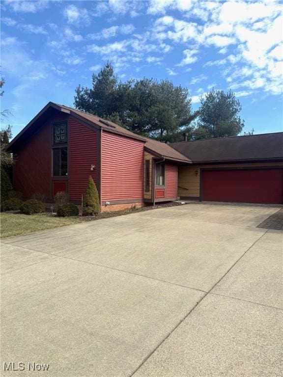 view of front of home featuring a garage and driveway