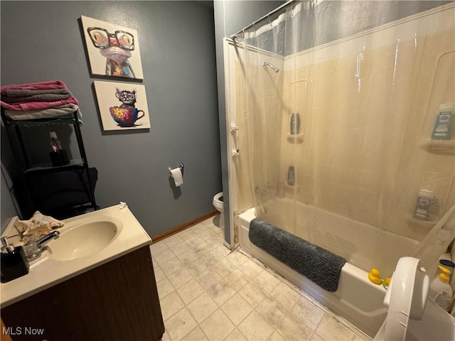 bathroom with baseboards, shower / tub combo with curtain, vanity, and toilet